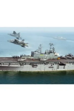 Bestseller USS Iwo Jima LHD-7 Schaalmodel