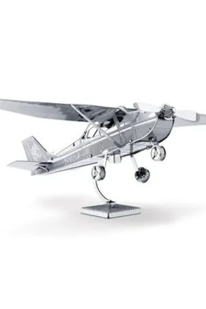 MetalEarth Aviation: CESSNA SKYHAWK 11.4x9.2x2.5cm, metalen 3D-model met 1 vel, op kaart 12x17cm, 14+ Premium