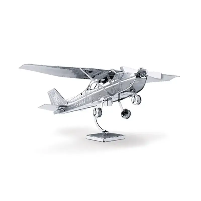 MetalEarth Aviation: CESSNA SKYHAWK 11.4x9.2x2.5cm, metalen 3D-model met 1 vel, op kaart 12x17cm, 14+ Premium