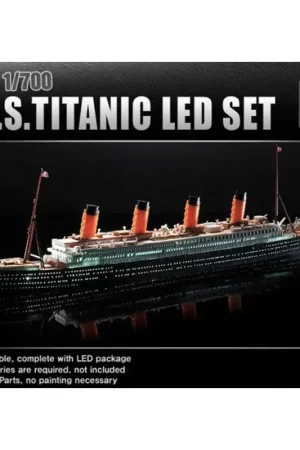 R.M.S. Titanic + LED setUpper deck and cabin lighting effectMCP (Multi Coloured Parts)LED unit.Display stand with battery holder Meest Verkocht