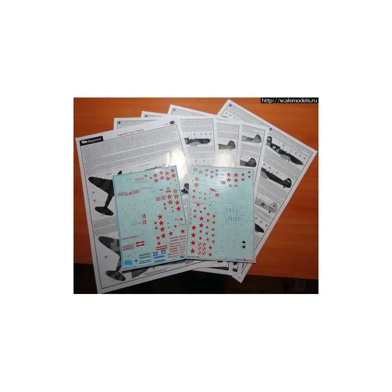 Merkproduct Yakovlev Yak-7 Familie. Stickerset bestaat uit 2 grote stickervellen en 10 formaat A3 instructiepagina's