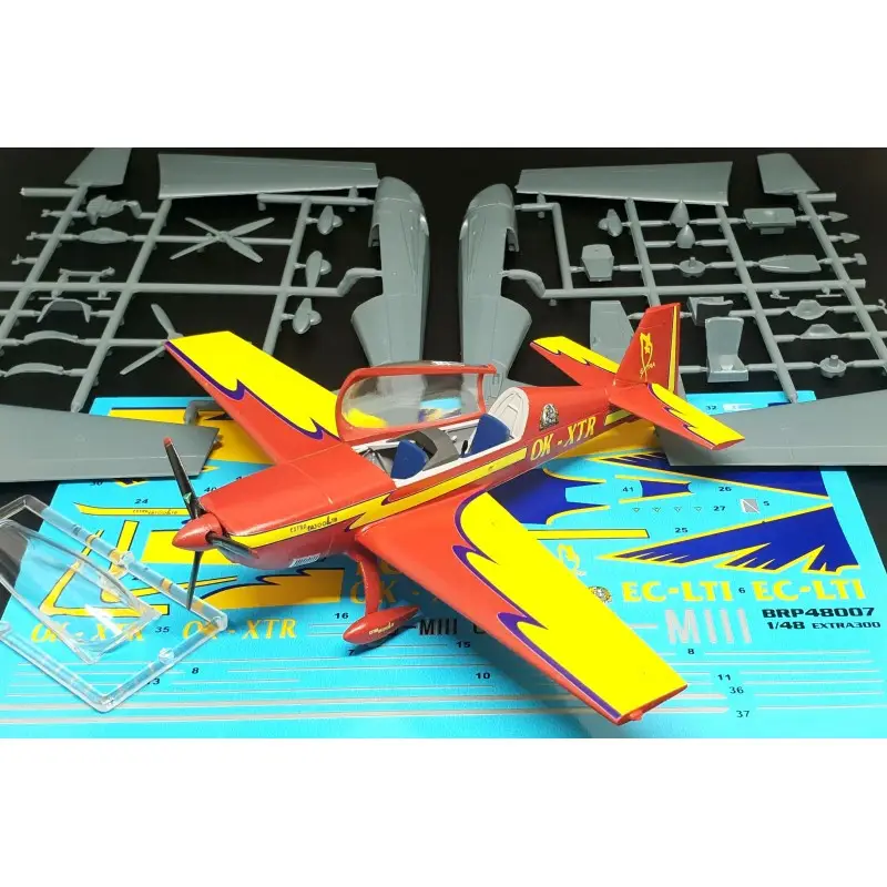 Merkproduct EXTRA EA300L met 3 blads propeller Schaalmodel