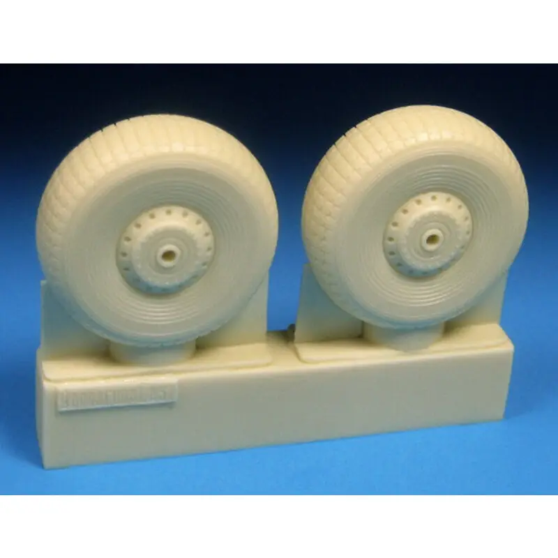 Exclusieve Aanbieding Avro Lancaster Mainwheels - Block Tread.Deze set bevat nauwkeurige hars-hoofdwielen met gladde banden, gedetailleerde naven en
